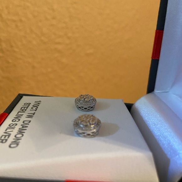 GENUINE DIAMOND STUD EARRINGS-GORGEOUS-IN GIFT BOX - Picture 8 of 8